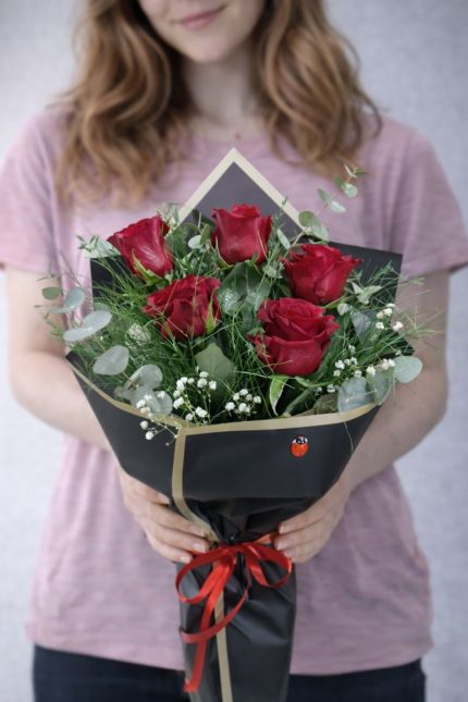 Beylikdüzü aynı gün teslim kırmızı gül buketi 5 li