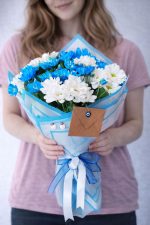 Beylikdüzü aynı gün teslim mavi beyaz papatya buketi ferah çiçek aranjmanı