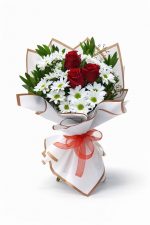 Beylikdüzü aynı gün teslim kırmızı güllü beyaz papatyalı buket romantik çiçek