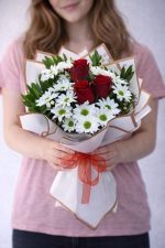 Beylikdüzü aynı gün teslim kırmızı güllü beyaz papatyalı buket romantik çiçek