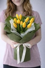 10 adet sarı lale ile hazırlanmış şık sarı lale buketi 🟡 Görsel Başlık