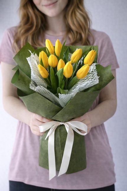 10 adet sarı lale ile hazırlanmış şık sarı lale buketi 🟡 Görsel Başlık