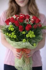 17 adet kırmızı gül ve yeşil krizantemden oluşan kırmızı aşk buketi