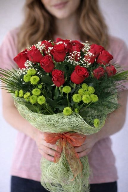 17 adet kırmızı gül ve yeşil krizantemden oluşan kırmızı aşk buketi
