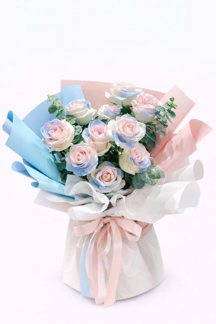 Pastel tonlarda hazırlanmış 10 adet gülden oluşan özel tasarım gül buketi
