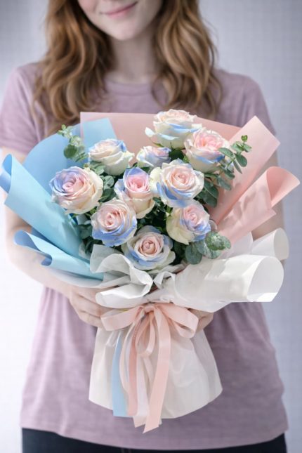 Pastel tonlarda hazırlanmış 10 adet gülden oluşan özel tasarım gül buketi