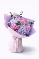 Özel tasarım ambalaj ile hazırlanmış zarif ortanca buketi