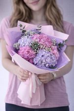 Özel tasarım ambalaj ile hazırlanmış zarif ortanca buketi