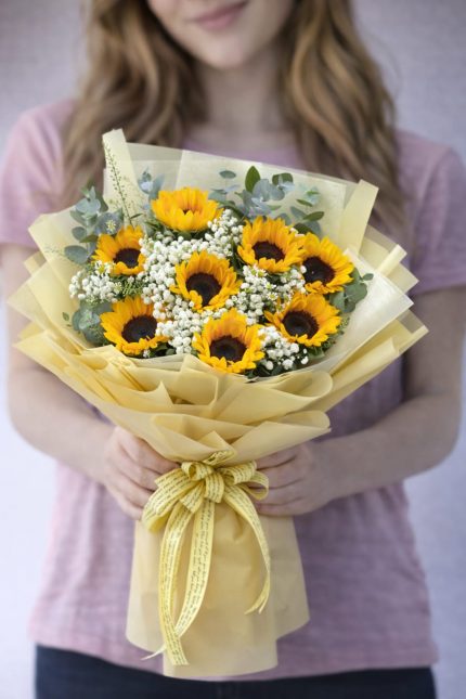 10 adet ayçiçeğinden hazırlanmış canlı ve enerjik ayçiçeği buketi