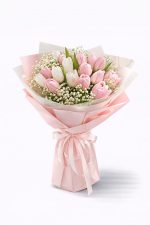 10 pembe ve 10 beyaz laleden oluşan zarif lale buketi