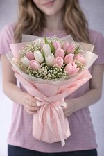 Pembe ve beyaz lalelerin uyumuyla hazırlanmış şık ve romantik buket