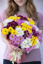 Karışık renk krizantemlerden hazırlanmış canlı ve dolgun buket