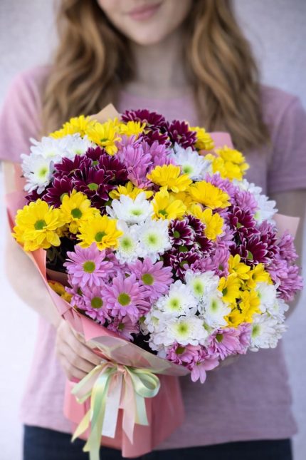 Karışık renk krizantemlerden hazırlanmış canlı ve dolgun buket