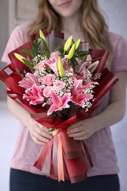 anneye özel pembe lilyum ve gül buketi,