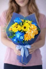 Beylikdüzü aynı gün teslim mevsim buketi mavi ve sarı çiçek aranjmanı