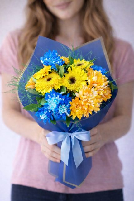 Beylikdüzü aynı gün teslim mevsim buketi mavi ve sarı çiçek aranjmanı