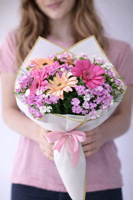 Beylikdüzü aynı gün teslim pembe gerbera ve mevsim çiçekleri buketi