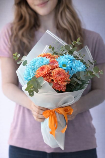 Beylikdüzü aynı gün teslim turuncu mavi krizantem buketi renkli çiçek aranjmanı