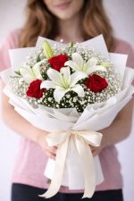 Beylikdüzü aynı gün teslim lilyum ve kırmızı güllü beyaz buket