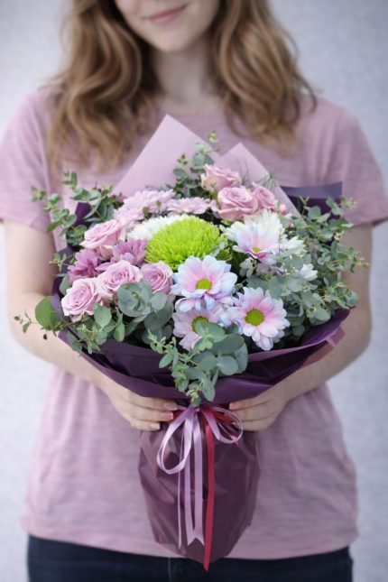 Beylikdüzü aynı gün teslim mor ambalajlı pastel çiçek buketi