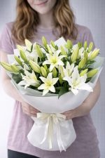 Beyaz lilyum buketi şık ambalajlı çiçek